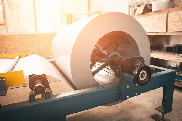 Bobina de rollo de acero galvanizado industrial para máquina formadora de chapas metálicas en taller de fábrica de metalurgia, luz solar — Foto de Stock