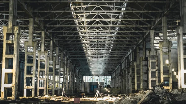 Stor övergiven industribyggnad interiör med korridoren från kolumner, tonas — Stockfoto