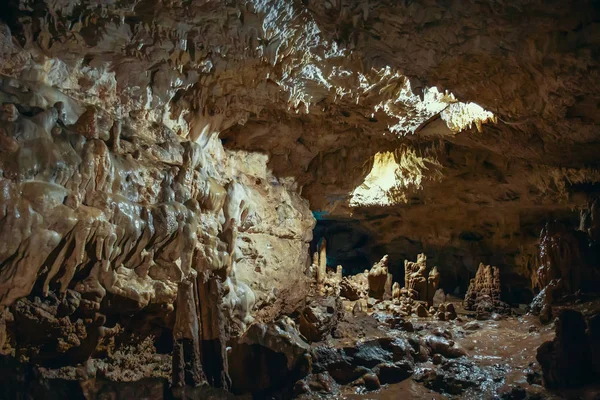 Dentro de caverna undergroung, gruta de montanha ou caverna — Fotografia de Stock