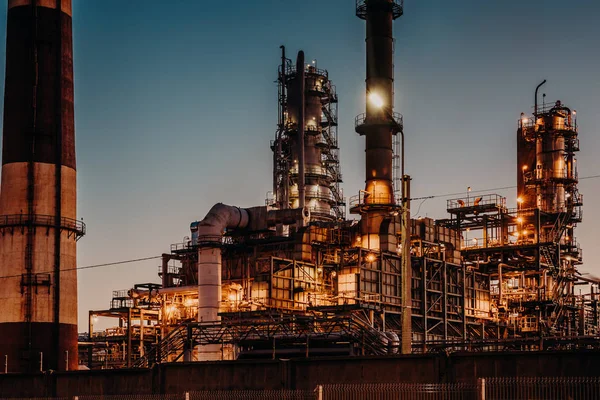 石油精製工場灯夜。鋼パイプラインおよび煙突。石油・ エネルギー業界の生産概念 — ストック写真