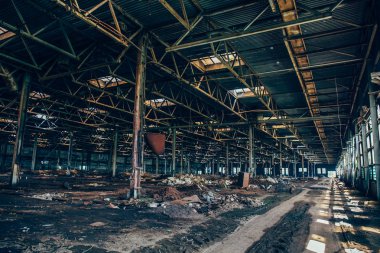 Eski karanlık grunge fabrika binası içinde terk edilmiş endüstriyel ürkütücü depo