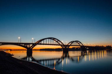Volga Volga Nehri yansıması su, Yaroslavl bölgesi, Rybinsk şehir, Rusya ile güneş battıktan sonra köprüden. Güzel gece manzarası