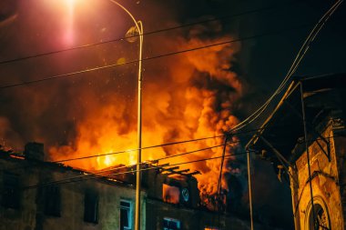 Çatı dairesinin olduğu binanın büyük duman, yangın afet ve kaza trajedi ile ev yakmak, gece yangın