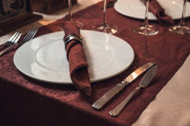 Gümüş çatal ve bıçak Bordo masa örtüsü ile Restoran tabloda boş levha