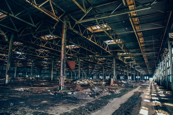 Покинутий промисловий моторошний склад всередині старої темної гранжевої заводської будівлі — стокове фото