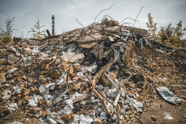 Bâtiment en briques rouges détruit par un tremblement de terre ou une tornade ou une guerre ou autre catastrophe. Maison démolie. Débris, ordures et ordures — Photo