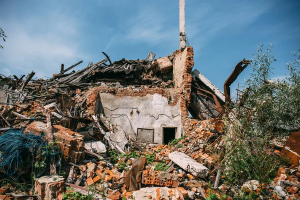 Ερειπωμένο κόκκινο τούβλο κτίριο καταστράφηκε από σεισμό ή ανεμοστρόβιλος ή πολέμου ή άλλων καταστροφών. Κατεδαφίζεται το σπίτι. Μπάζα, σκουπίδια — Φωτογραφία Αρχείου