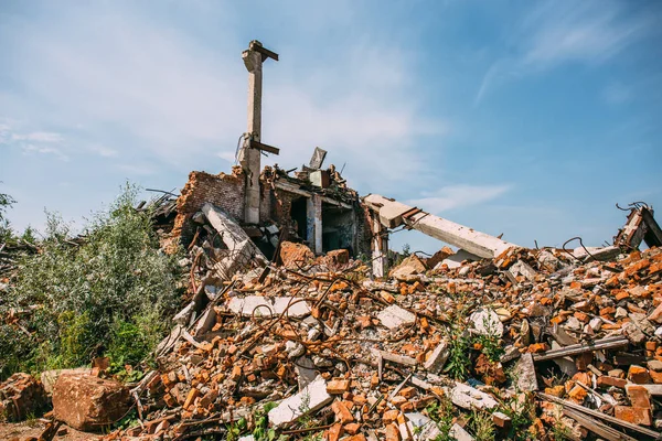 Ruined red brick building destroyed by earthquake or tornado or war or other disaster. Demolished house. Debris, garbage — Stock Photo, Image
