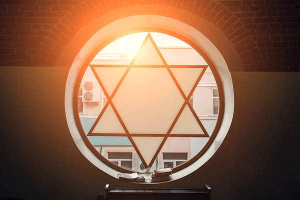 Okna w synagodze w formie Gwiazda Dawida, Sześcioramienna gwiazda z promieni słonecznych, żydowski symbol — Zdjęcie stockowe