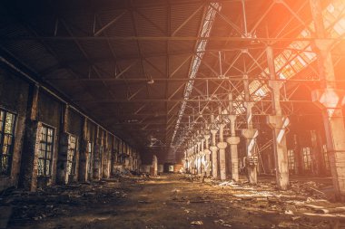 Eski karanlık grunge fabrika binası içinde terk edilmiş endüstriyel ürkütücü depo