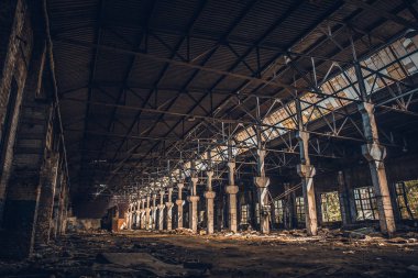 Eski karanlık grunge fabrika binası içinde terk edilmiş endüstriyel ürkütücü depo