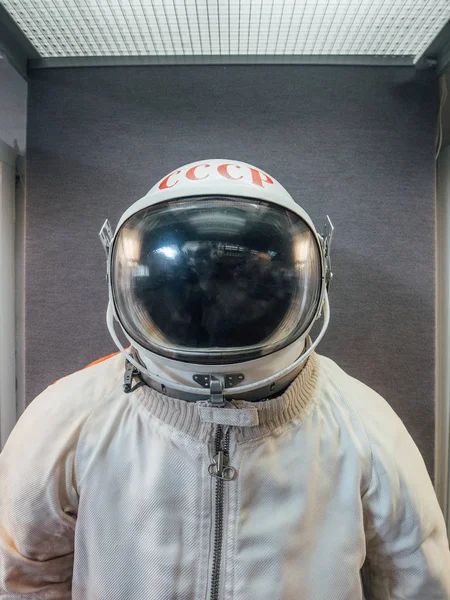 Sovjetisk kosmonaut eller spaceman kostym med ord Sovjetunionen på hjälm — Stockfoto