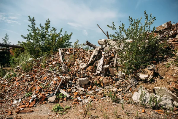 Construção de tijolos vermelhos destruída por terremoto ou tornado ou guerra ou outro desastre. Casa demolida. Escombros e lixo — Fotografia de Stock