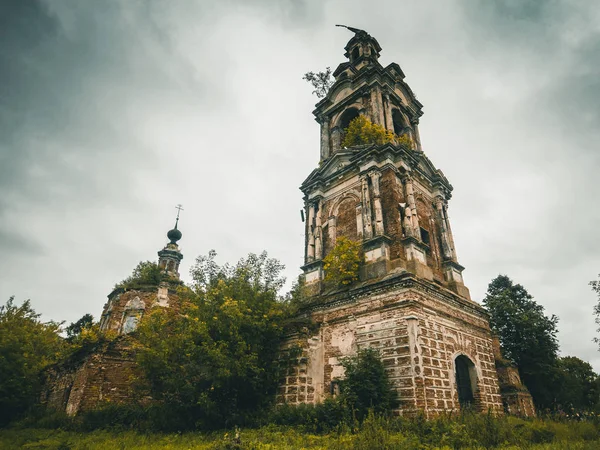 Abandonada e arruinada antiga Igreja Ortodoxa Russa com torre — Fotografia de Stock