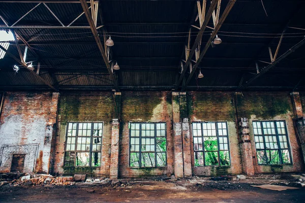 Abandonado armazém assustador industrial dentro com grandes janelas, velho edifício de fábrica escuro grunge — Fotografia de Stock