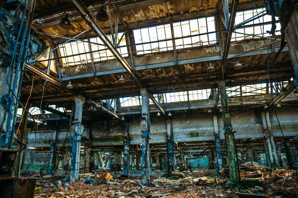 Abandoned industrial creepy warehouse inside old dark grunge factory building — Stock Photo, Image