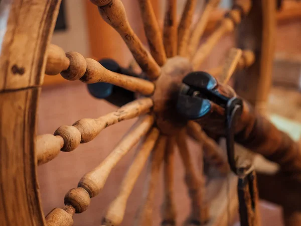 Oude antieke houten draaiende wiel, close-up — Stockfoto