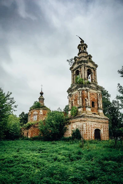 Verlaten en vervallen oude Russisch Eritrese religies met toren — Stockfoto