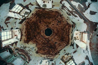 Eski yıkık Ortaçağ tuğla Tapınağı iç içeride Şapel içinde pencere eşiği ile tonozlu tavan