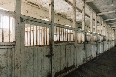 Ahır veya kararlı çiftlik veya ahır, eski ahşap at kutuları at