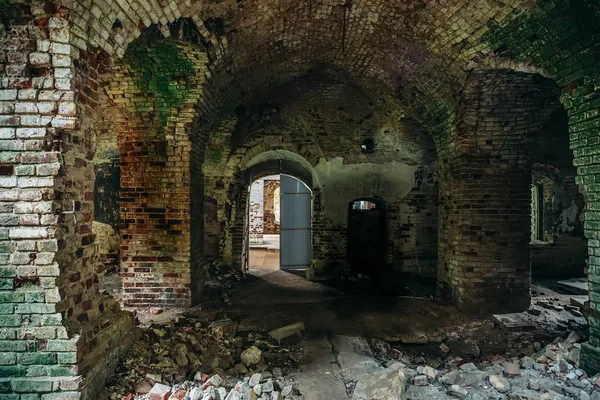 Dentro del antiguo templo de ladrillo medieval arruinado interior con arcos y pasillos — Foto de Stock