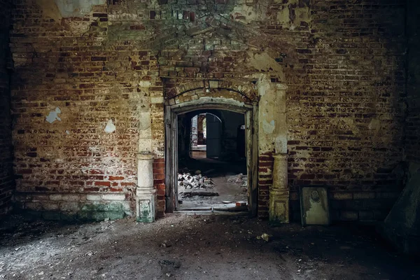 Dentro del antiguo templo de ladrillo medieval arruinado interior con arcos y pasillos — Foto de Stock