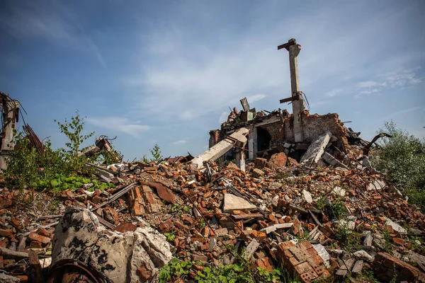 Grande pilha de lixo, detritos de um edifício, casa arruinada, pode ser usado como consequências da guerra, terremoto, furacão ou outro desastre natural — Fotografia de Stock
