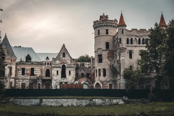 Reruntuhan kastil kuno yang hancur milik Khrapovitsky di Muromtsevo, Rusia — Stok Foto
