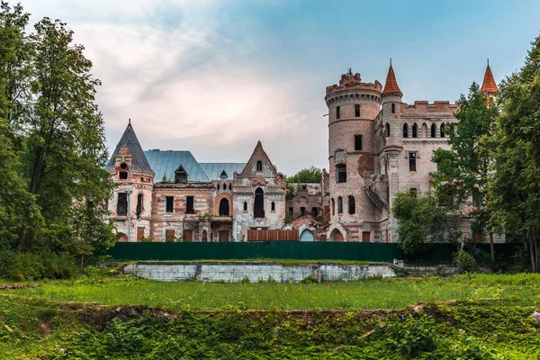 Las ruinas del castillo antiguo destruido de la propiedad de Khrapovitsky en Muromtsevo, Rusia — Foto de Stock