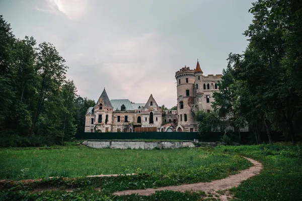 Rovine di distrutto antico castello di proprietà di Khrapovitsky in Muromtsevo, Russia — Foto Stock