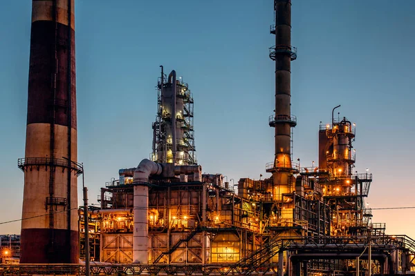 Нефтеперерабатывающий завод или завод на закате, резервуары для хранения спирта и стальной трубопровод, современные нефтехимические технологии — стоковое фото