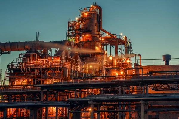 Нефтеперерабатывающий завод или завод на закате, резервуары для хранения спирта и стальной трубопровод, современные нефтехимические технологии — стоковое фото