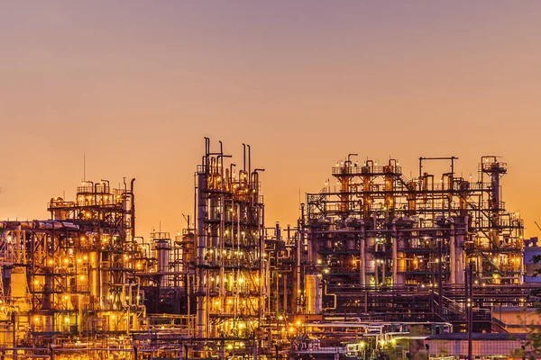 Refinaria de petróleo planta industrial ou fábrica ao pôr do sol, tanques de destilaria de armazenamento e tubulação de aço, modernas tecnologias petroquímicas — Fotografia de Stock