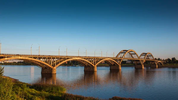 Wolga-Brücke über die Wolga bei Sonnenuntergang mit Reflexion im Wasser. schöne Abendlandschaft — Stockfoto