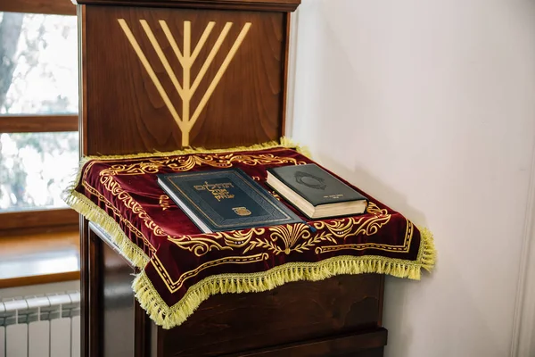Rusia, Kaluga - CIRCA agosto 2018: Sinagoga adentro con libros de la Torá en el stand — Foto de Stock