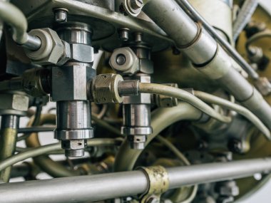 Çelik borular, hidrolik sistem, endüstriyel arka plan olarak modern mekanizmasının çelik borular