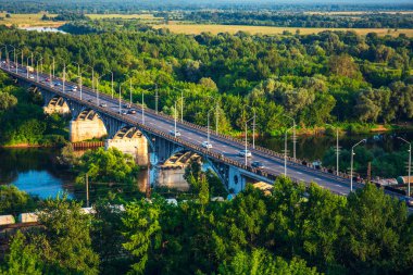 Panoramik nehir demiryolu ve yeşil ağaçları ile Vladimir şehirde Klyazma köprüden