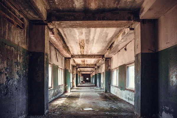 Sucio corredor oscuro vacío en edificio abandonado, perspectiva —  Fotos de Stock