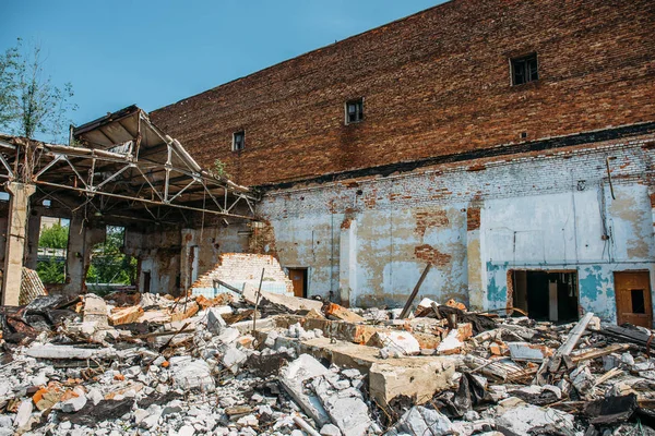 Large pile of concrete rubbish, debris of a destroyed building after disaster, hurricane or war, ruined house — Stock Photo, Image