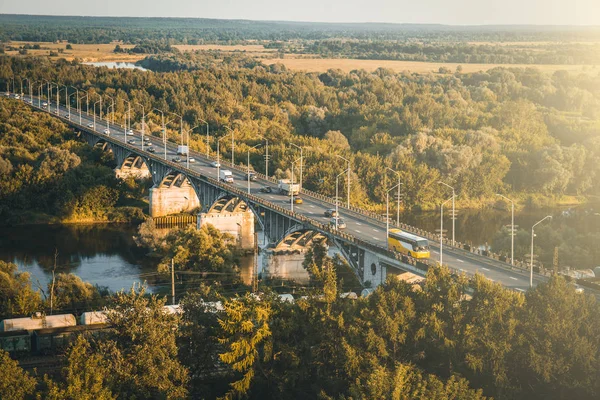 Vista panorâmica da ponte sobre o rio Klyazma na cidade de Vladimir com ferrovia e árvores verdes no dia de verão, tonificada — Fotografia de Stock