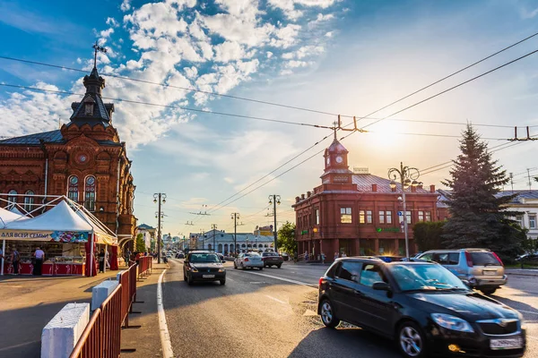 Vladimir, Russia - circa agosto 2018: Auto a traffico cittadino in strada nel centro di Vladimir, Russia in estate — Foto Stock