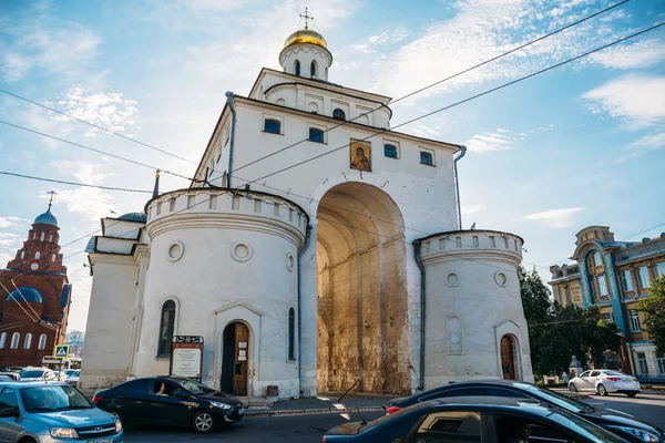 Rússia, Vladimir - Por volta de agosto de 2018: O Portão de Ouro na cidade de Vladimir. Famoso lugar turístico do anel de ouro — Fotografia de Stock