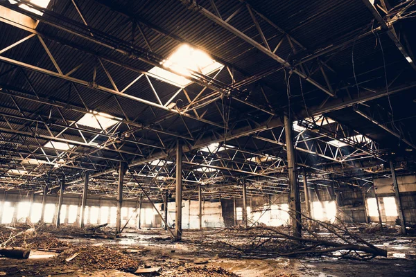 Ruínas abandonadas do edifício industrial da fábrica, vista corredor com perspectiva e luz, ruínas e conceito de demolição — Fotografia de Stock