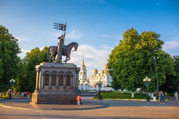 Rusko, Vladimir - cca srpen 2018: Pomník zakladatele města Vladimir princ Vladimír a Saint Fedor, nainstalované v parku Puškin — Stock fotografie