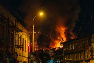 Rybinsk, Rusya Federasyonu-31 Temmuz 2018: büyük gece yangın, yakma modern bina, duman bulutları, alevler, insanlar sokak izlerken yanıyor