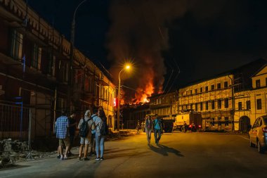 Rybinsk, Rusya Federasyonu-31 Temmuz 2018: büyük gece yangın, yakma modern bina, duman bulutları, alevler, insanlar sokak izlerken yanıyor