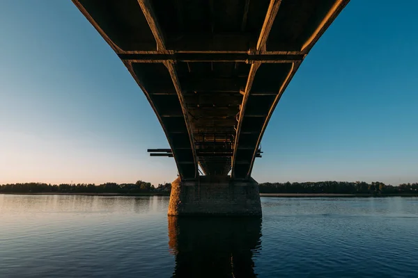 Volga-híd és a töltés Volga folyón, naplemente, Yaroslavl régió, város Rybinsk, Oroszország. Gyönyörű táj — Stock Fotó