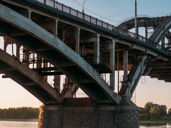 Крупный план современной мостовой конструкции, металлоконструкции или металла — стоковое фото