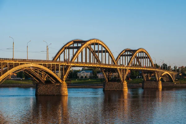 在俄罗斯 Rybinsk 市雅罗斯拉夫尔地区的日落, 伏尔加河大桥和河堤上。美丽的风景 — 图库照片