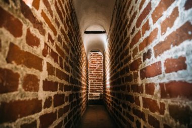 Eski dar tuğla tünel veya koridor Ortaçağ Kalesi, Özgürlük kavramı için yol